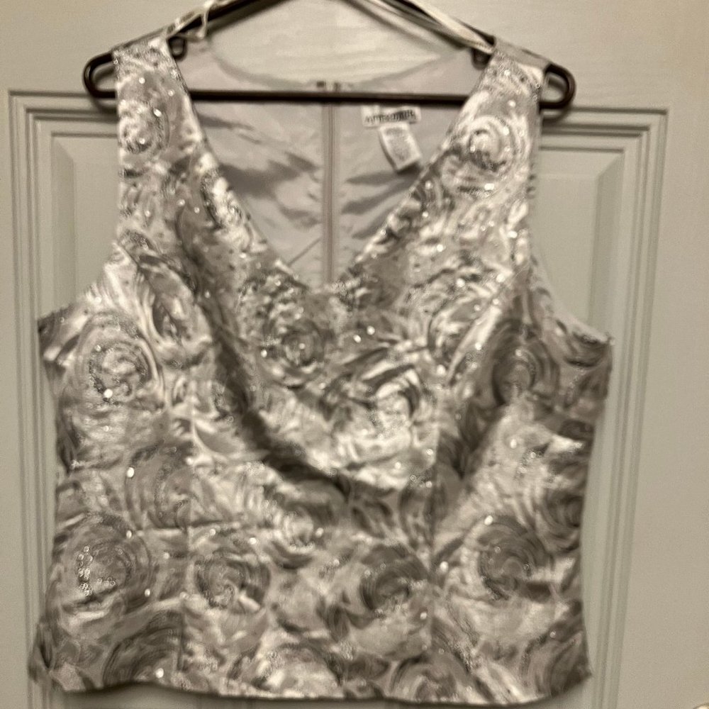 WOMEN'S SIZE 18 POLY ACETATE BLEND WOMEN'S SLEVELESS SILVER PATTERNED SHELL